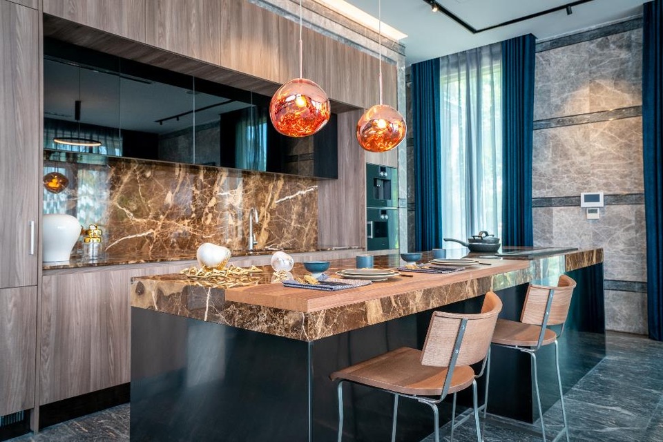 Nội thất xa xỉ - Nhà giàu Việt so kè đẳng cấp - 3 Căn bếp Arclinea ‘độc bản” được thiết kế phù hợp với màu sắc và không gian biệt thự Ecopark Grand – The Island, do đích thân Giám đốc phụ trách thị trường Châu Á sang kiểm tra chất lượng lắp đặt trước khi nghiệm thu.