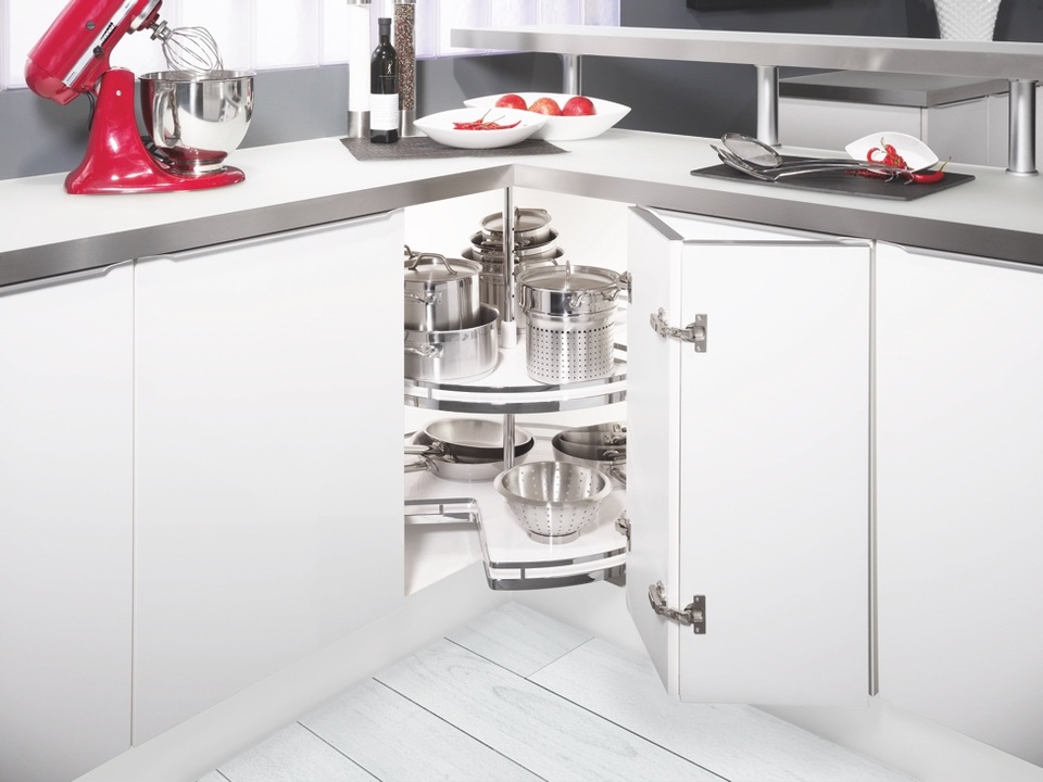 Lựa chọn và sắp xếp không gian bếp lý tưởng cho gia đình - 3 Một góc bếp được tận dụng làm nơi lưu trữ dụng cụ nấu nướng với phụ kiện góc tủ bếp của Kesseböhmer do Häfele phân phối