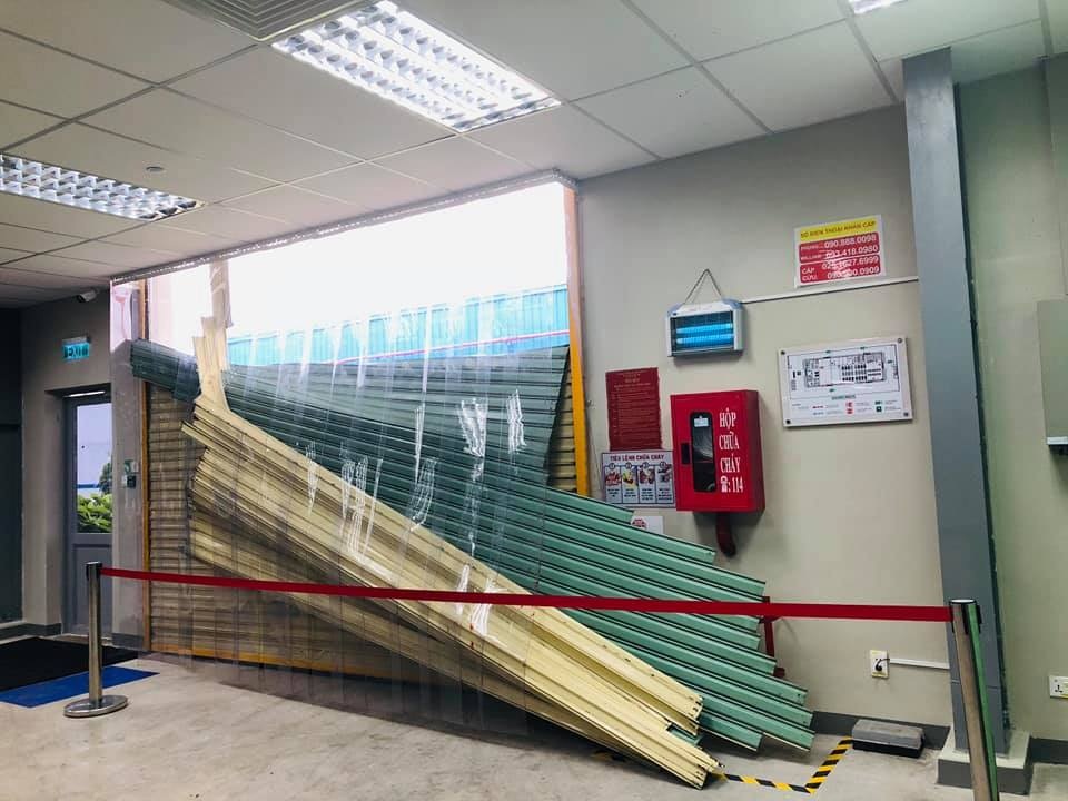 Cửa cuốn chắp ghép thình lình rơi xuống khi đang sử dụng