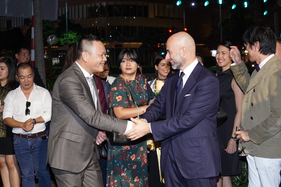 CEO Phan Anh Luxury Living và Tổng Lãnh Sự Ý tại Tp HCM trong lễ khai trương