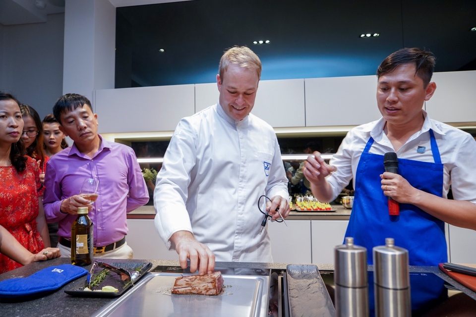 Chuyên gia ẩm thực – Bếp trưởng Roman Wüthrich giới thiệu thiết bị bếp V-ZUG và trình diễn