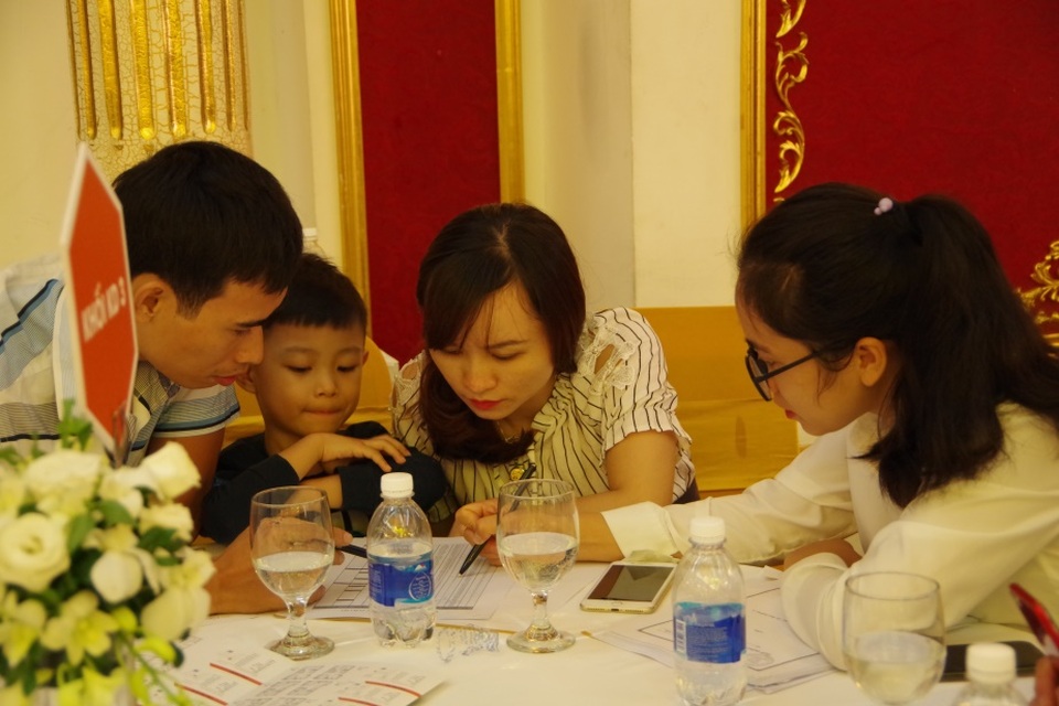 Bea Sky “bùng nổ” trong Lễ ra mắt và giới thiệu dự án - 2 Khách hàng tham dự sự kiện được chuyên viên tư vấn giải đáp mọi thắc mắc