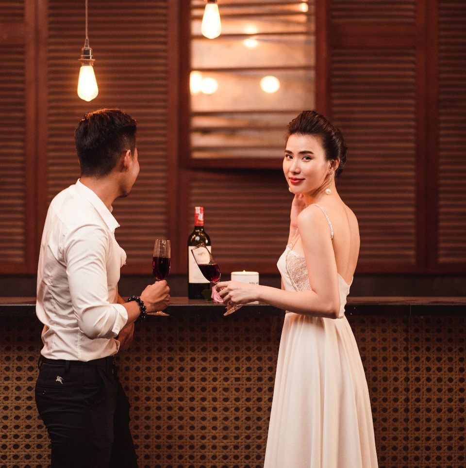 Qúy 4/2018 bùng nổ cạnh tranh ở phân khúc bất động sản cao cấp - 3  Cận cảnh wine lounge sang trọng ngay trong mỗi căn Carnation Villa