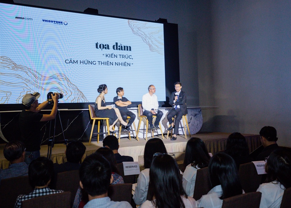 Chiêm ngưỡng màn trình diễn "Sự kì diệu của thiên nhiên" - 2 Các khách mời tham gia chương trình toạ đàm: Từ phải qua trái: Ông Phạm Anh Tuấn – TGĐ CTCP Vicostone, KTS Olivier Souquet - DE-SO Architectes, KTS Nguyễn Hoàng Mạnh – MIA Design Studio