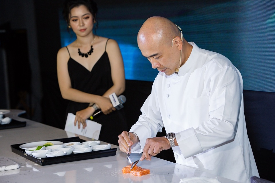 Chiêm ngưỡng màn trình diễn "Sự kì diệu của thiên nhiên" - 3 Chef Hoà trình diễn sự sáng tạo của mình trên bàn đá VICOSTONE Misterio.