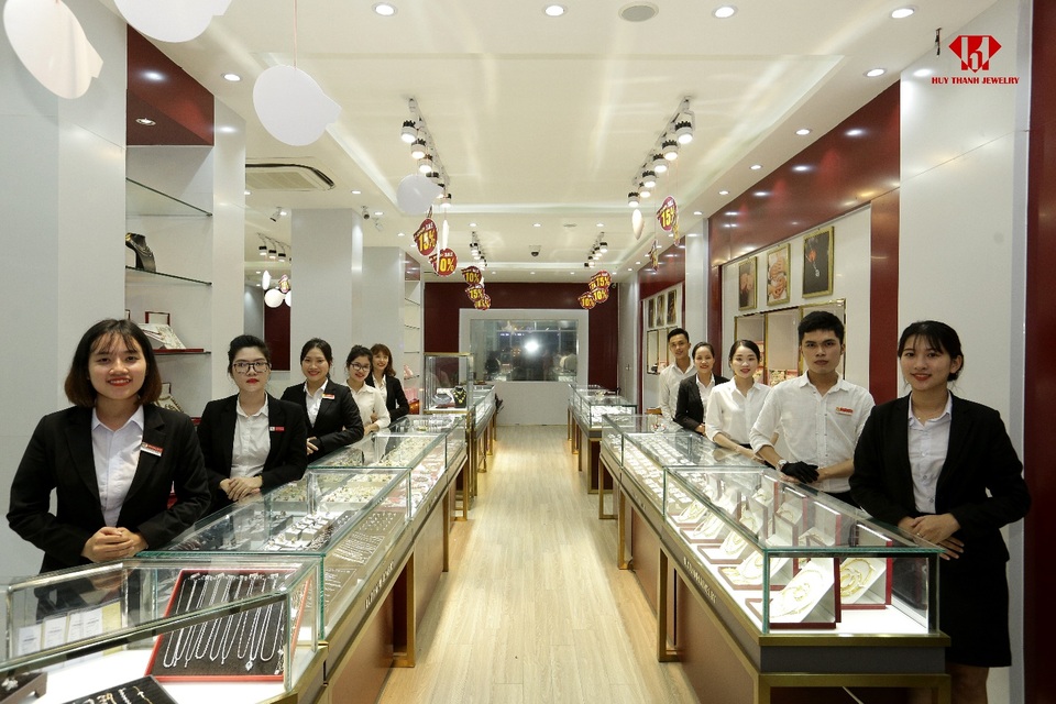 Huy Thanh Jewelry chính thức khai trương showroom đầu tiên tại Thành phố Huế - 3 Không gian mua sắm tại Huy Thanh Jewelry 276 Nguyễn Văn Linh, Đà Nẵng