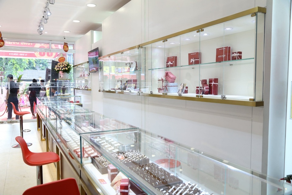 Huy Thanh Jewelry chính thức khai trương showroom đầu tiên tại Thành phố Huế - 5 Không gian mua sắm khoa học, bài trí chuyên nghiệp tại showroom Huy Thanh Jewelry