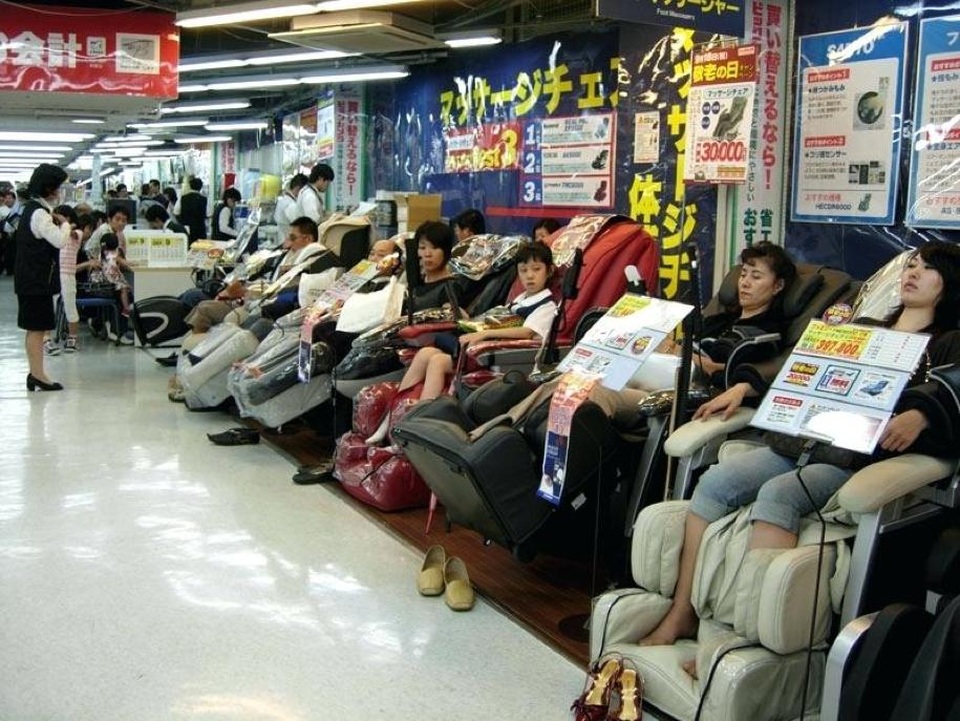 4 mẹo chọn mua ghế massage vừa rẻ vừa tốt - 1 80% Người Nhật có thói quen sử dụng ghế matxa toàn thân thường xuyên.