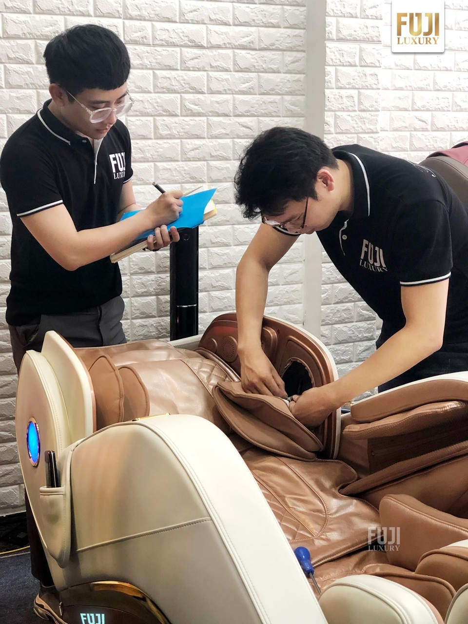 4 mẹo chọn mua ghế massage vừa rẻ vừa tốt - 4 Đội ngũ kỹ thuật viên Fuji Luxury giàu kinh nghiệm và chuyên môn cao.