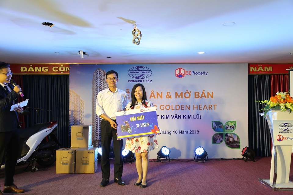 Ông Mã Thế Điệp đại diện chủ đầu tư Vinaconex 2 trao giải nhất xe máy Honda Vision cho khách hàng