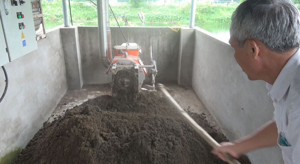 Dự án Lcasp đưa giải pháp xử lý tối ưu đến các trang trại - 1 Máy tách ép phân tại trang trại của ông Bùi Đức Luận