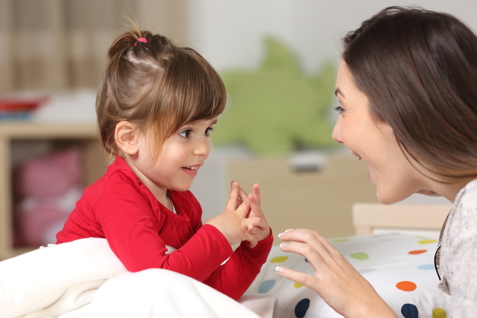Nuôi dạy con thông minh hơn bằng chuyện cổ tích - 1 Khi được cha mẹ cho xem hay được nghe kể nhiều chuyện cổ tích, các bé sẽ làm quen với vốn từ vựng phong phú, cấu trúc câu mới, từ đó nâng cao khả năng diễn đạt ngôn ngữ.