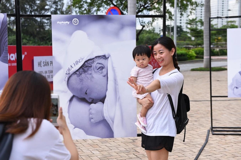 Rưng rưng với triển lãm ảnh "Sinh nở" ấn tượng tại TP. Hồ Chí Minh - 3 Rưng rưng với triển lãm ảnh "Sinh nở" ấn tượng tại TP. Hồ Chí Minh - 3