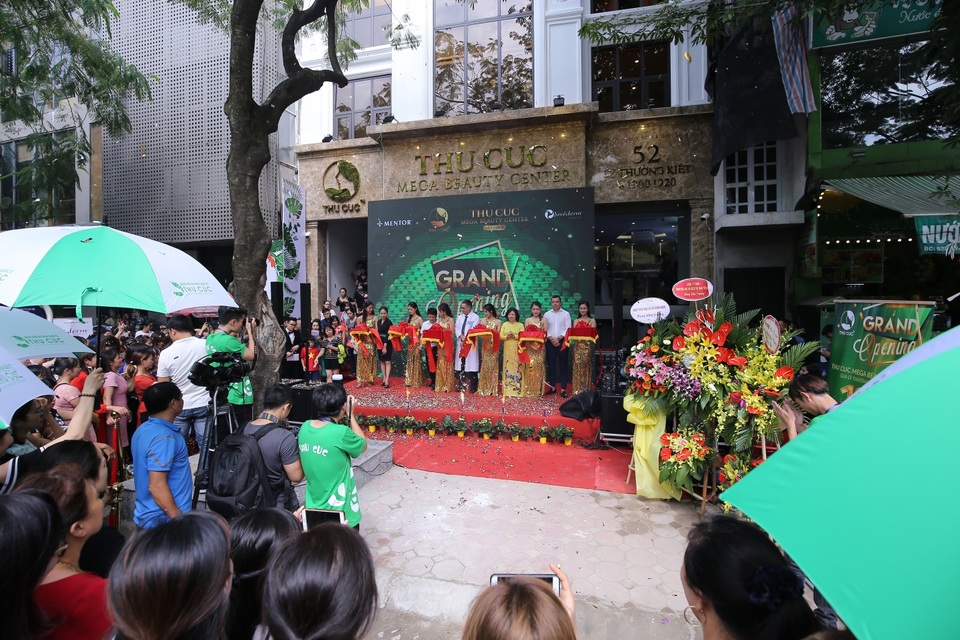 "Thu Cúc Mega Beauty Center là tâm huyết mang cái đẹp đến cho mọi người" - 1 Tiến sỹ Nguyễn Phạm Ý Nhi phát biểu và cắt băng khai trương cùng các vị lãnh đạo của Thu Cúc Mega Beauty Center.