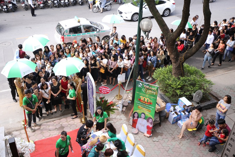 "Thu Cúc Mega Beauty Center là tâm huyết mang cái đẹp đến cho mọi người" - 2 Từ 8h sáng, hàng trăm khách hàng đã có mặt tại sự kiện khai trương Thu Cúc Mega Beauty Center để tham gia buổi khai trương.