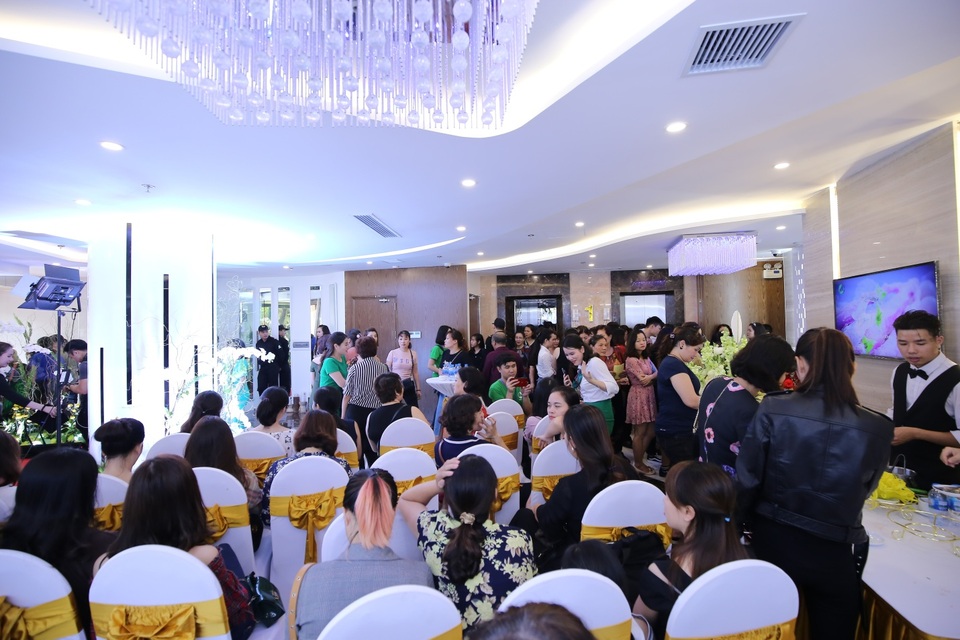 "Thu Cúc Mega Beauty Center là tâm huyết mang cái đẹp đến cho mọi người" - 3 Khách hàng liên tục đổ về gây ra tình trạng “quá tải”. Con số tham dự lên đến hơn 1500 người.