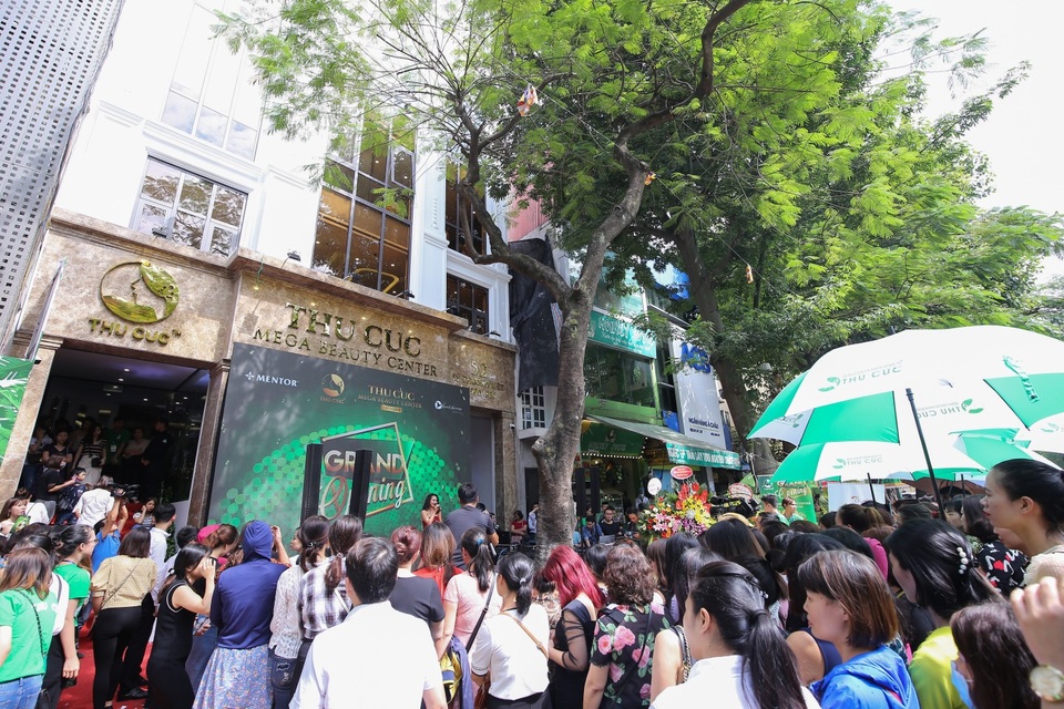 "Thu Cúc Mega Beauty Center là tâm huyết mang cái đẹp đến cho mọi người" - 4 Tâm điểm của buổi lễ là chương trình bốc thăm trúng thưởng các suất thẩm mỹ miễn phí được nhiều khách hàng chờ đợi.