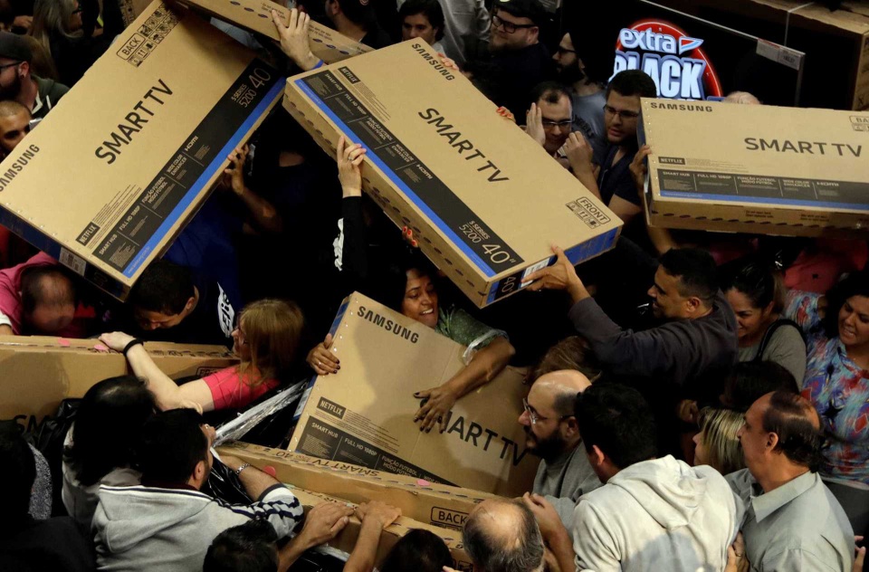 Black Friday 2018: Cơ hội săn hàng ngoại giá rẻ cho người Việt - 1 Chen lấn, thậm chí giẫm đạp lên nhau là hình ảnh mà mùa Black Friday năm nào cũng có (Ảnh: Black Friday năm 2017)