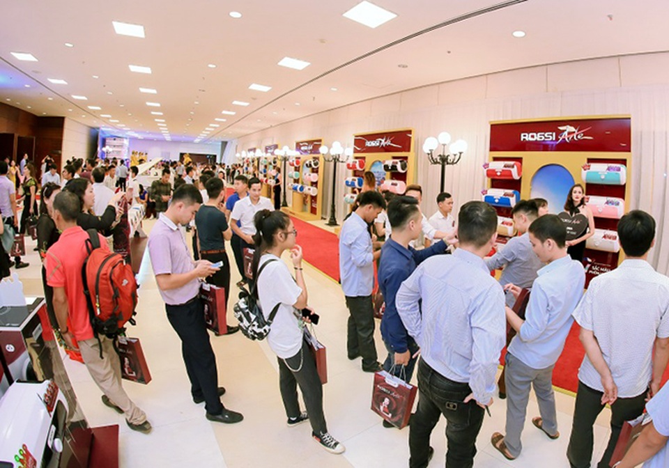 Tân Á Đại Thành đẩy công suất sản xuất lên 200% đáp ứng nhu cầu Bình nước nóng cho thị trường - 1 Khách hàng hào hứng tìm hiểu sản phẩm Rossi Arte