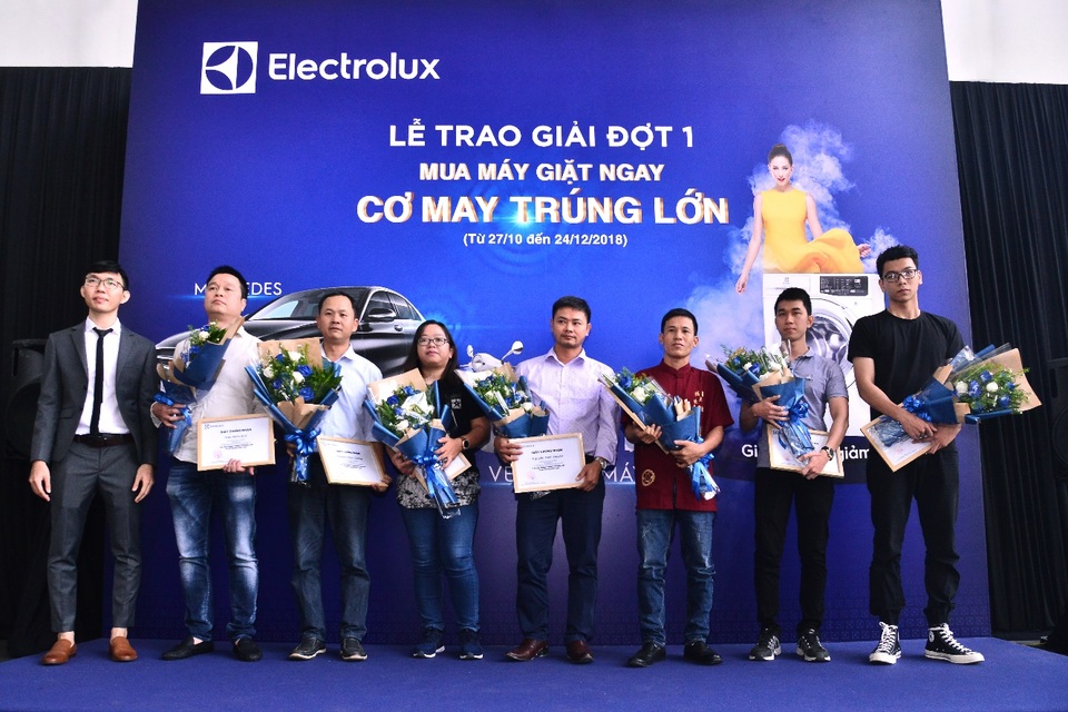 Ngỡ ngàng khi bỗng dưng trúng xe Mercedes gần 1,4 tỷ - 2 Khách hàng may mắn nhận giải bạc- 1 chiếc xe máy Vespa Primavera 125 ABS (69.500.000 đồng/xe) trong đợt 1 của chương trình khuyến mãi “Mua máy giặt ngay, cơ may trúng lớn” từ Electrolux.