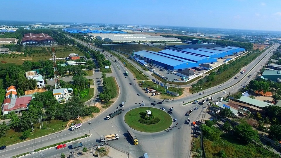 Bất động sản Tân Uyên trên đà tăng tốc - 1 Giao thông phát triển là điểm tựa cho bất động sản Tân Uyên. Trong ảnh là vòng xoay Nam Tân Uyên - điểm giao của hai trục đường huyết mạch ĐT 746 và ĐT 747B
