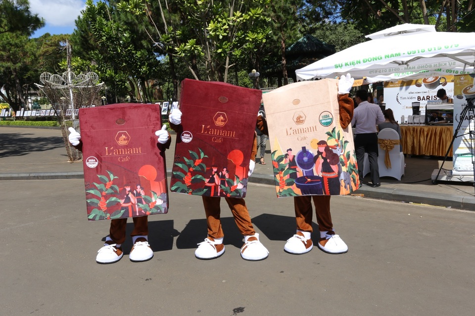 L’amant Café – Sẵn sàng phục vụ 1.000.000 ly cà phê sạch - 4 Mascot hộp cà phê L’amant hân hạnh đón chào du khách