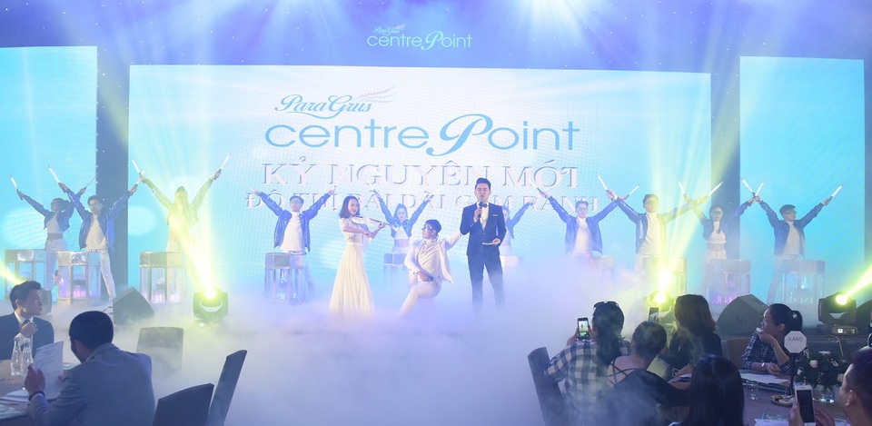 Hàng trăm khách hàng tham dự sự kiện giới thiệu Phố thương mại Para Grus Centre Point Cam Ranh - 1 Chương trình chính thức giới thiệu phố thương mại Para Grus Centre Point