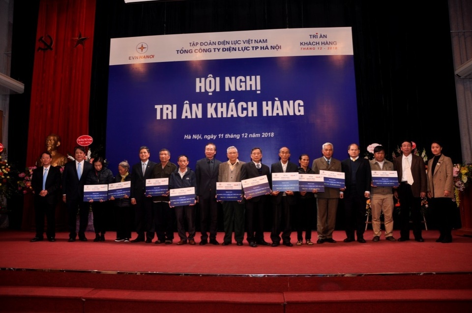 EVN HANOi tưng bừng tri ân khách hàng khách hàng sử dụng điện trên địa bàn Thủ đô - 3 Lãnh đạo EVN HANOI cùng Solar BK trao quà tặng cho đại diện các khách hàng trên địa bàn Thủ đô.