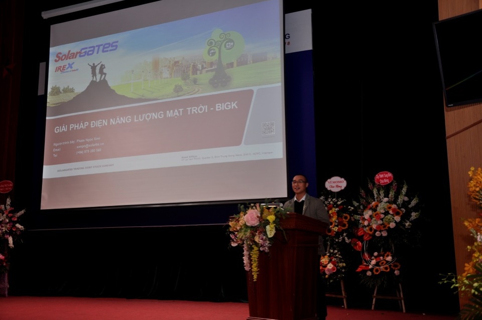 EVN HANOi tưng bừng tri ân khách hàng khách hàng sử dụng điện trên địa bàn Thủ đô - 4 Đại diện Công ty Solar BK tại Hà Nội trình bày về hệ thống điện mặt trời áp mái