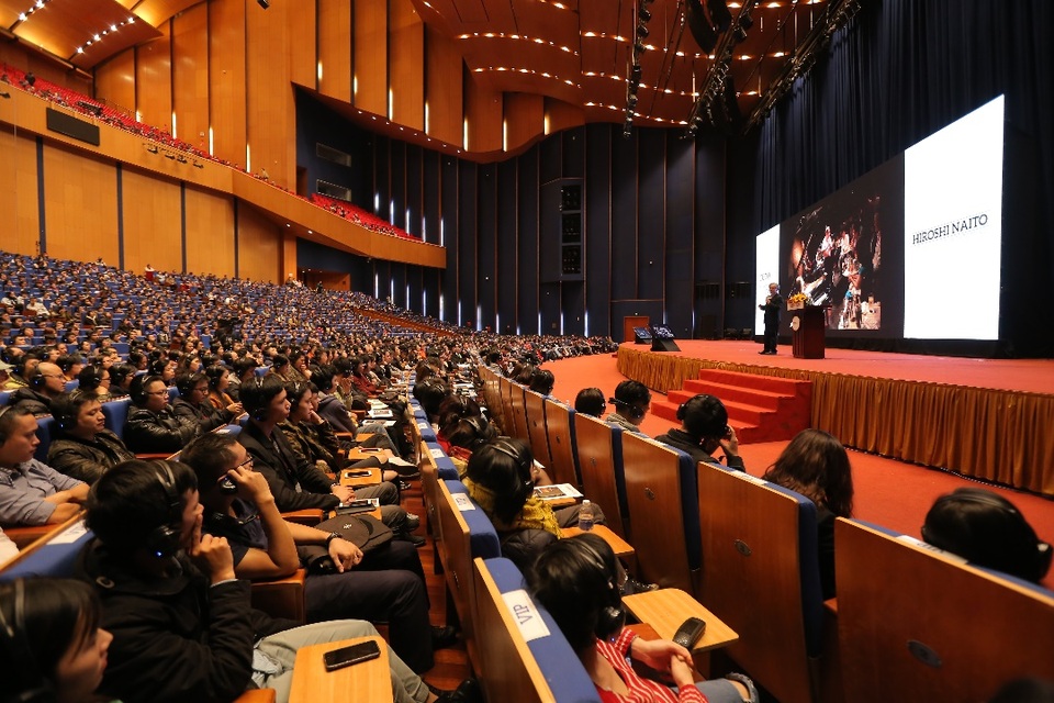 Những khoảnh khắc đáng nhớ tại Architect Talk 2018 - 3 Hơn 1.700 người đã có mặt tại khán phòng của Trung tâm Hội nghị Quốc gia để lắng nghe buổi diễn thuyết của KTS. Hiroshi Naito