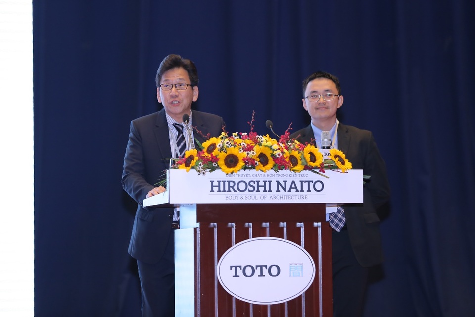 Những khoảnh khắc đáng nhớ tại Architect Talk 2018 - 5 Ông Yamasaki Masao (trái) – Tổng giám đốc TOTO Việt Nam phát biểu tại sự kiện.