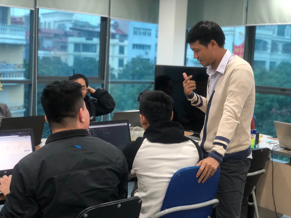 Anh Dương Văn Khoa với các đồng nghiệp trẻ