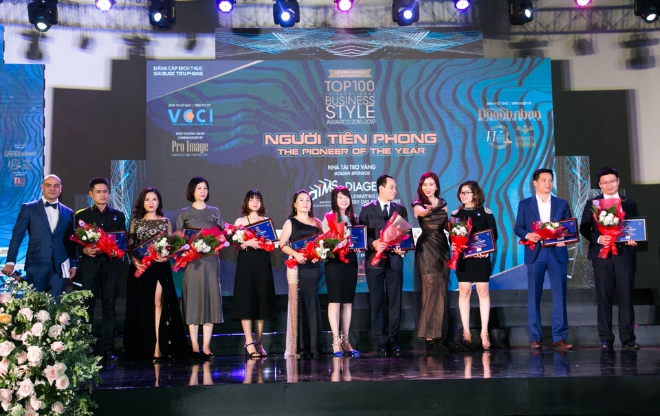 Giám đốc Công nghệ Trần Minh Group được vinh danh Top 10 Phong cách Doanh nhân quốc tế 2018 – 2019 - 2 Top 10 Phong cách Doanh nhân được Bà Nguyễn Thu Hương – Trưởng BTC trao hoa và chứng nhận
