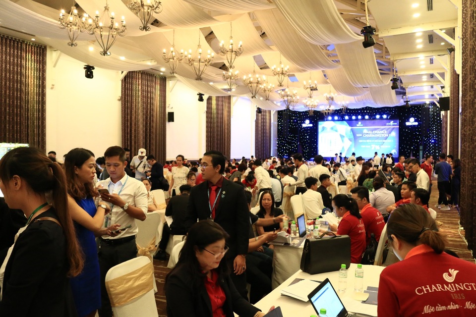 
Hơn 300 khách hàng đã đến tham dự buổi giới thiệu Charmington Iris
