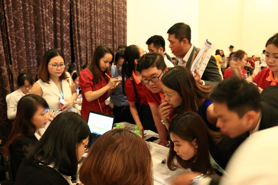 
Khách hàng tranh giành nhau khi đặt chổ Charmington Iris
