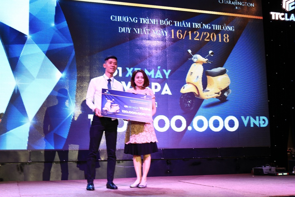 
Nhiều khách hàng may mắn đã lĩnh những phần quà giá trị.
