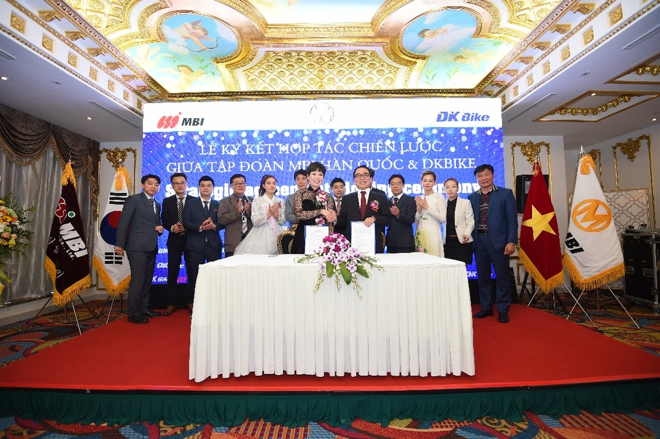 Tập đoàn MBI Hàn Quốc bắt tay với DKBike tung 3 mẫu xe máy chạy điện thay thế xe máy xăng - 1 MBI & DKBike ký Hợp đồng phân phối độc quyền các sản phẩm MBI tại Việt Nam.