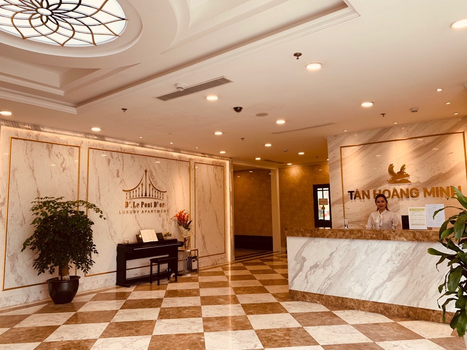 D'. Le Pont D'or ghi dấu ấn mạnh sau hơn 1 năm vận hành - 4 Ngay khi bước chân vào tòa nhà, mở ra trước tầm mắt là đại sảnh cao 7,5m, được ông chủ Tân Hoàng Minh không tiếc tiền bày trí như một khách sạn năm sao.