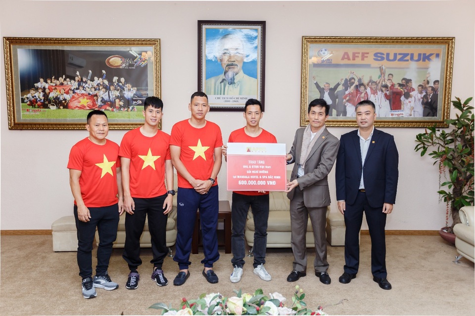 Apec Group trao thưởng 5,4 tỷ đồng cho đội tuyển quốc gia Việt Nam - Ảnh 2. Apec Group trao thưởng 5,4 tỷ đồng cho đội tuyển quốc gia Việt Nam - Ảnh 2.