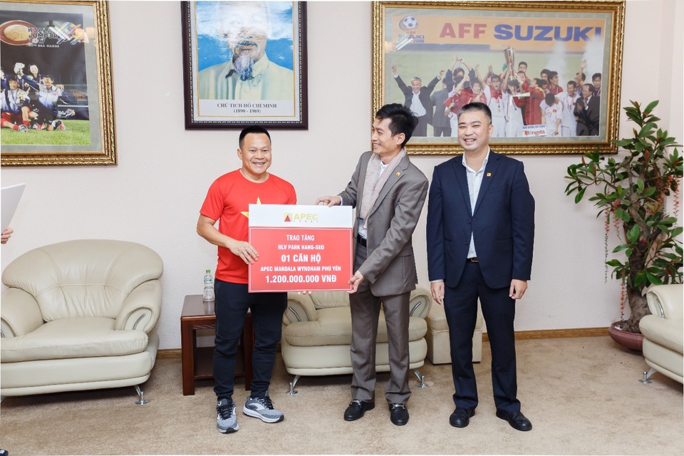 Apec Group trao thưởng 5,4 tỷ đồng cho đội tuyển quốc gia Việt Nam - Ảnh 3. Apec Group trao thưởng 5,4 tỷ đồng cho đội tuyển quốc gia Việt Nam - Ảnh 3.