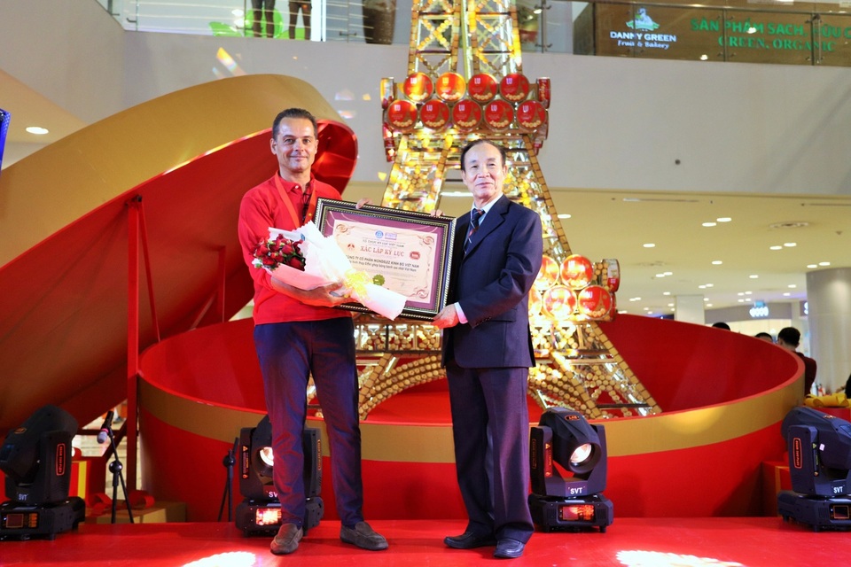 Trình làng mô hình tháp Eiffel bằng bánh cao nhất Việt Nam - 1 Ông Stephane Gripon- Tổng Giám Đốc Mondelez Kinh Do Vietnam nhận kỷ lục Việt Nam về Mô hình tháp Eiffel bằng bánh cao nhất Việt Nam