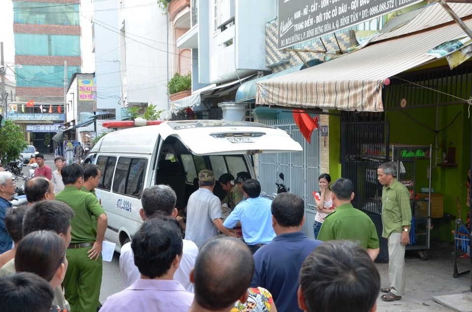 Thi thể nạn nhân được chuyển đi