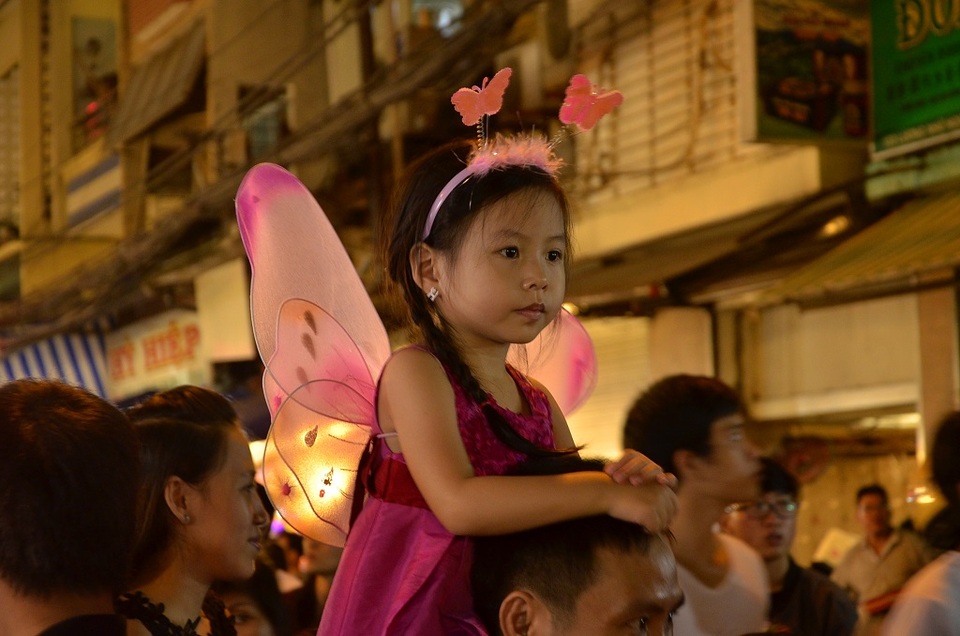 Một số em nhỏ được bố mẹ cõng lên vai để tham quan phố lồng đèn