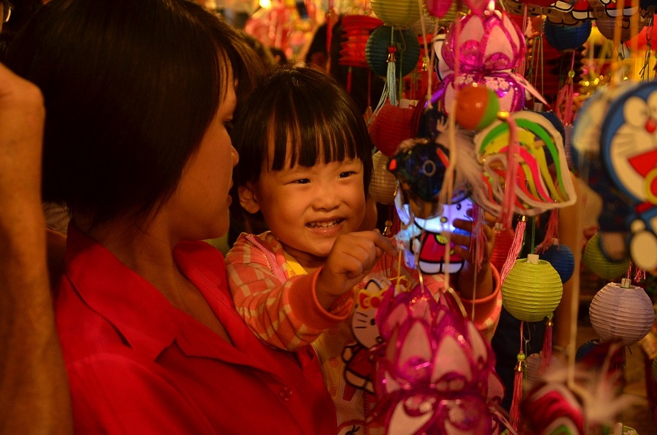 Một em nhỏ thích thú khi được tự tay chọn món lồng đèn yêu thích