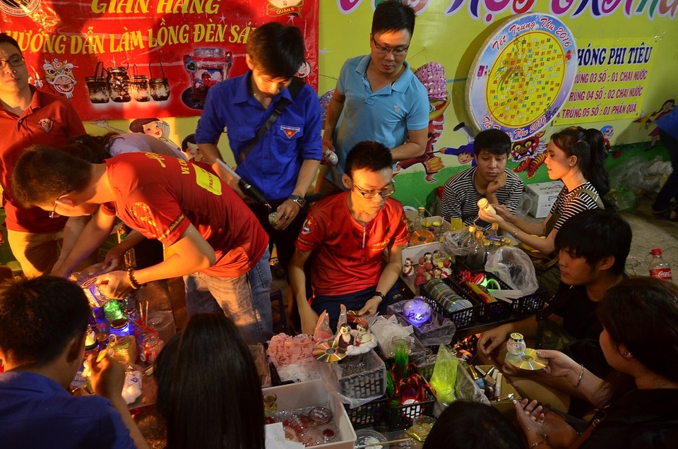 Nhiều bạn trẻ được tự tay làm những chiếc lồng đèn theo ý thích của mình