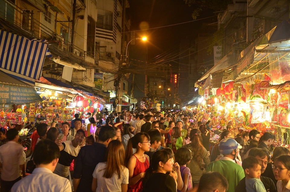 Hàng nghìn người đổ về phố lồng đèn trước đêm Trung Thu
