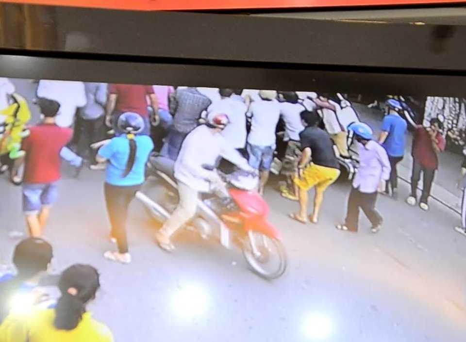 Hơn 20 người nâng ô tô cứu nạn nhân bị kẹt dưới gầm - 1 Hơn 20 người xúm lại nâng chiếc ô tô lên để cứu nạn nhân Kiệt ra ngoài