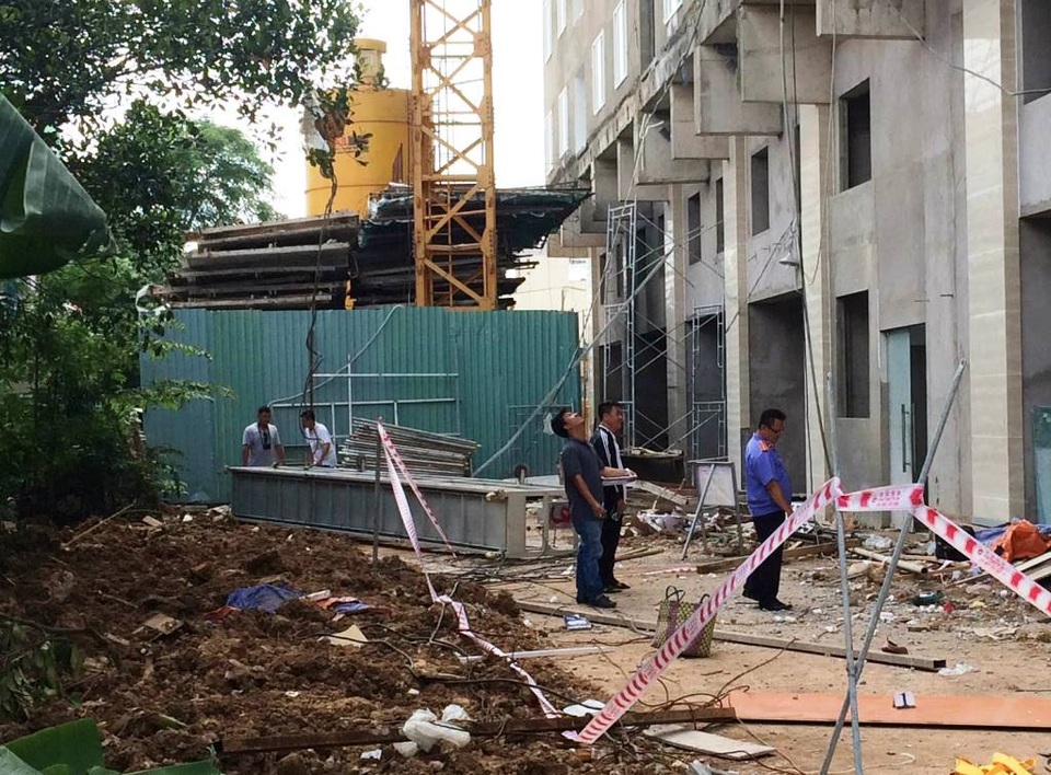 Đứt cáp vận thăng, 2 công nhân rơi từ tầng 8 - 2 Lực lượng chức năng có mặt khám nghiệm hiện trường
