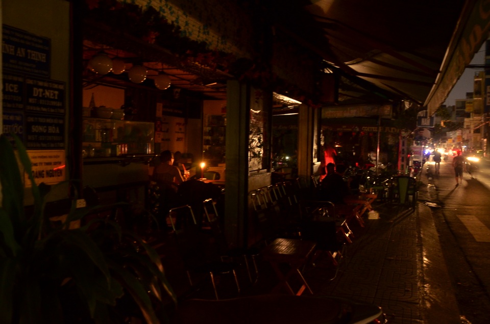 Nhiều quán ăn, quán cà phê phải sử dụng đèn cầy để hoạt động