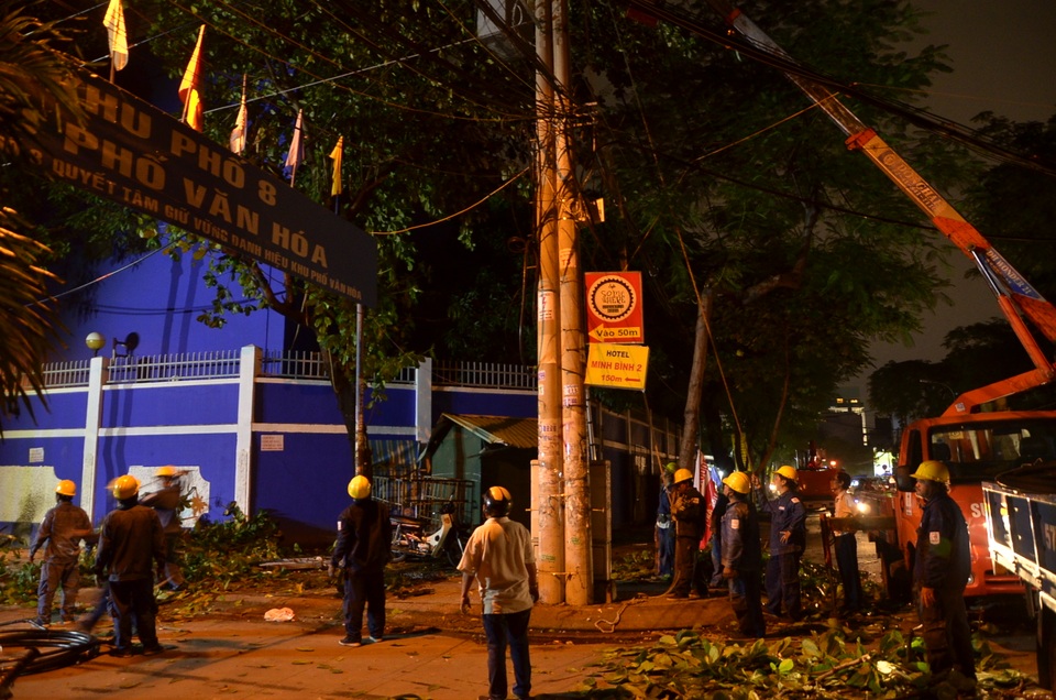 Nhân viên điện lực TPHCM có mặt khắc phục sự cố